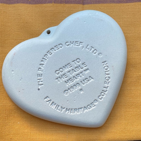 Pampered Chef Clay Cookie Mold 1999 Come To The Table Heart - Picture 4 of 5